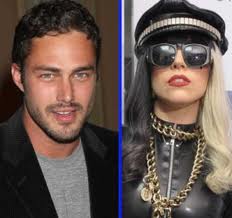 Лейди Гага найз залуугаа аавынхаа ресторанд аваачив